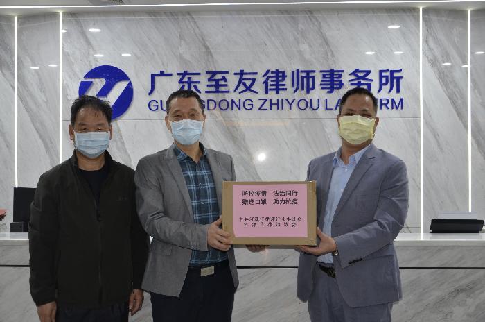 市司法局副局長、市律師行業(yè)黨委書記劉軍向我所贈送口罩